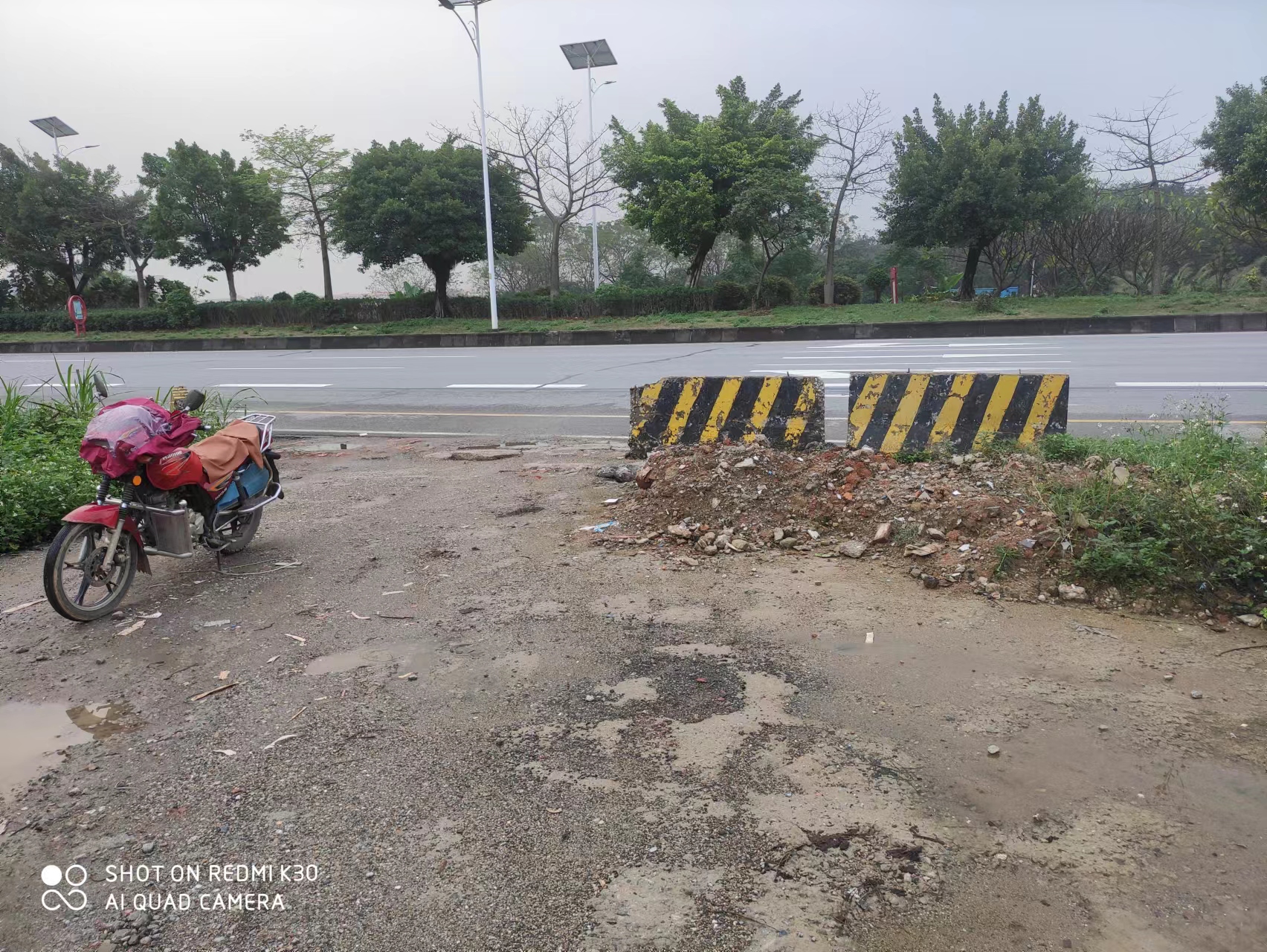 原房东村集体用地，已铺好沙子可做水泥制件大马路边上，水电齐全3