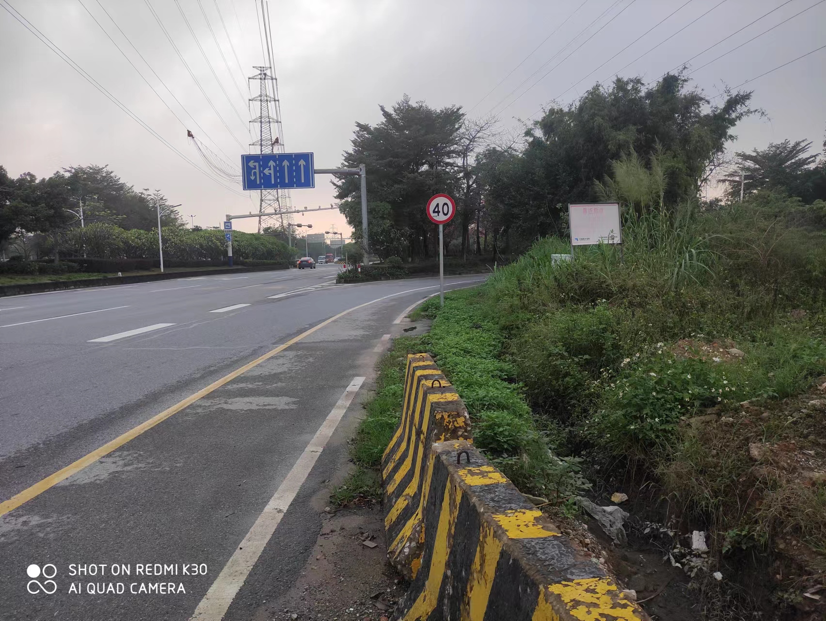 原房东村集体用地，已铺好沙子可做水泥制件大马路边上，水电齐全4