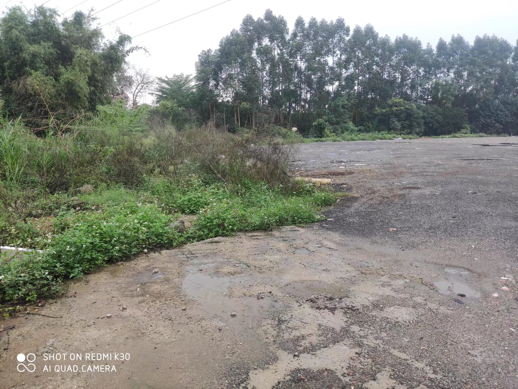 原房东村集体用地，已铺好沙子可做水泥制件大马路边上，水电齐全2