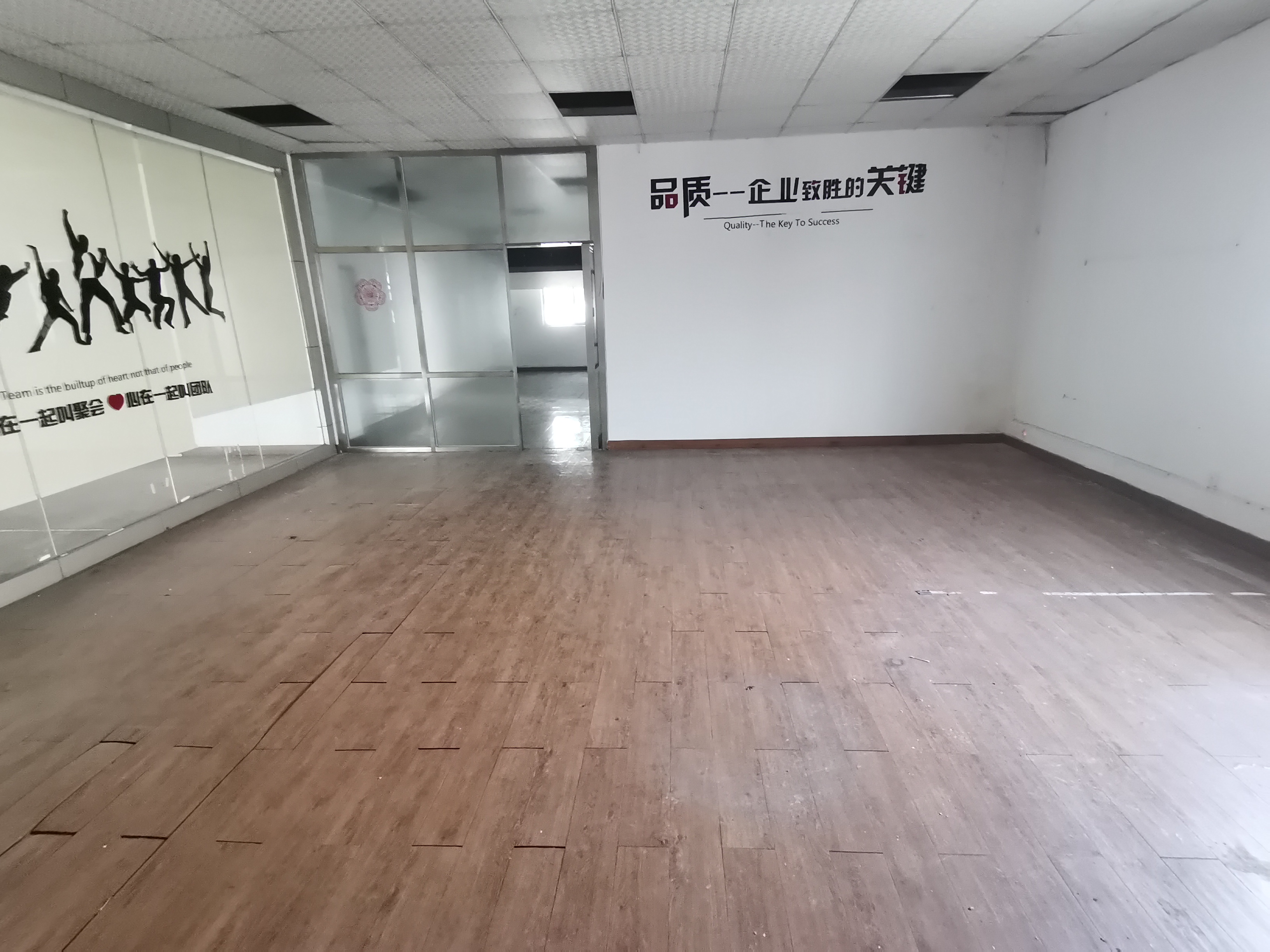 福永桥头地铁站附近楼上整层2200平米精装修厂房仓库低价出租