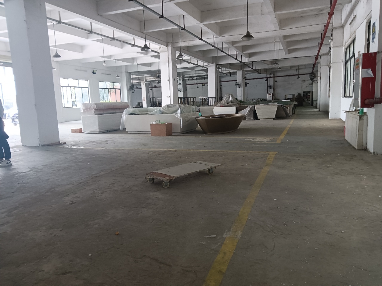 黄埔荔联街道新出一二楼，独门独院标准厂房仓库，可办公，可进拖