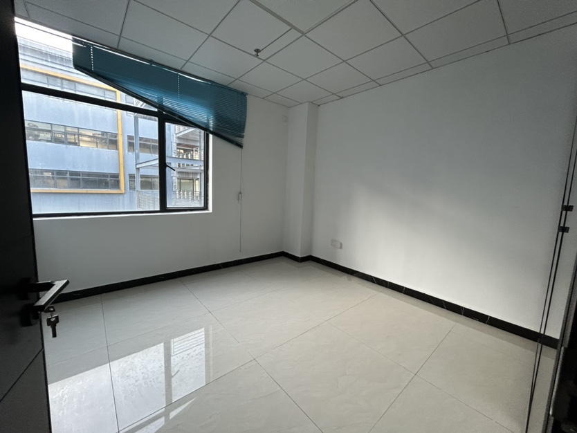 沙井西环路西环电子城附近创意园楼上精装修带隔间办公室150平