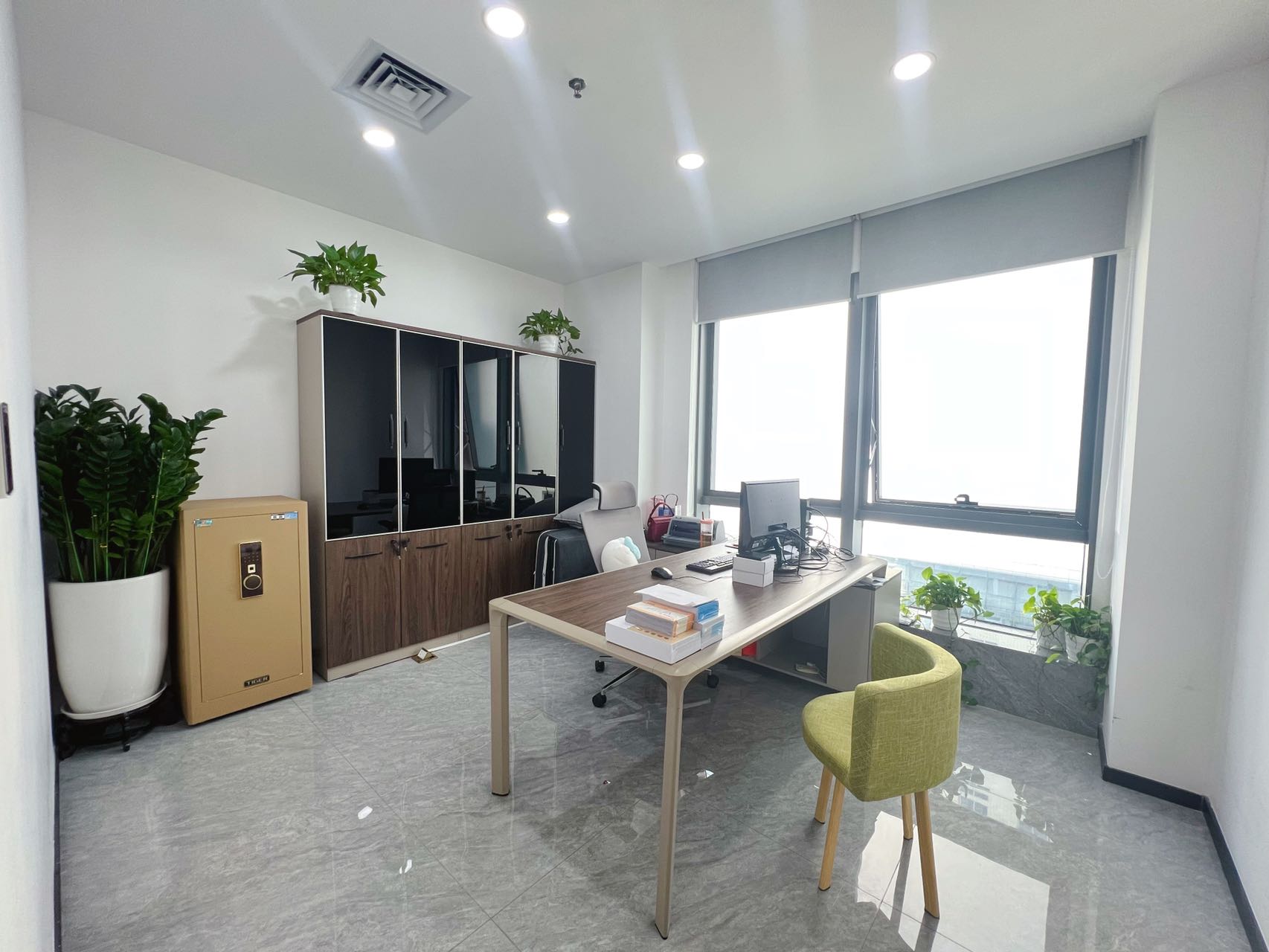 科技园高新园小面积带隔间精装修办公室出租。