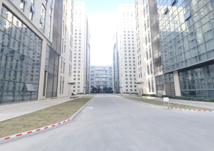深圳龙华新区高新创意园260000平米，大小面积出租！低价租8