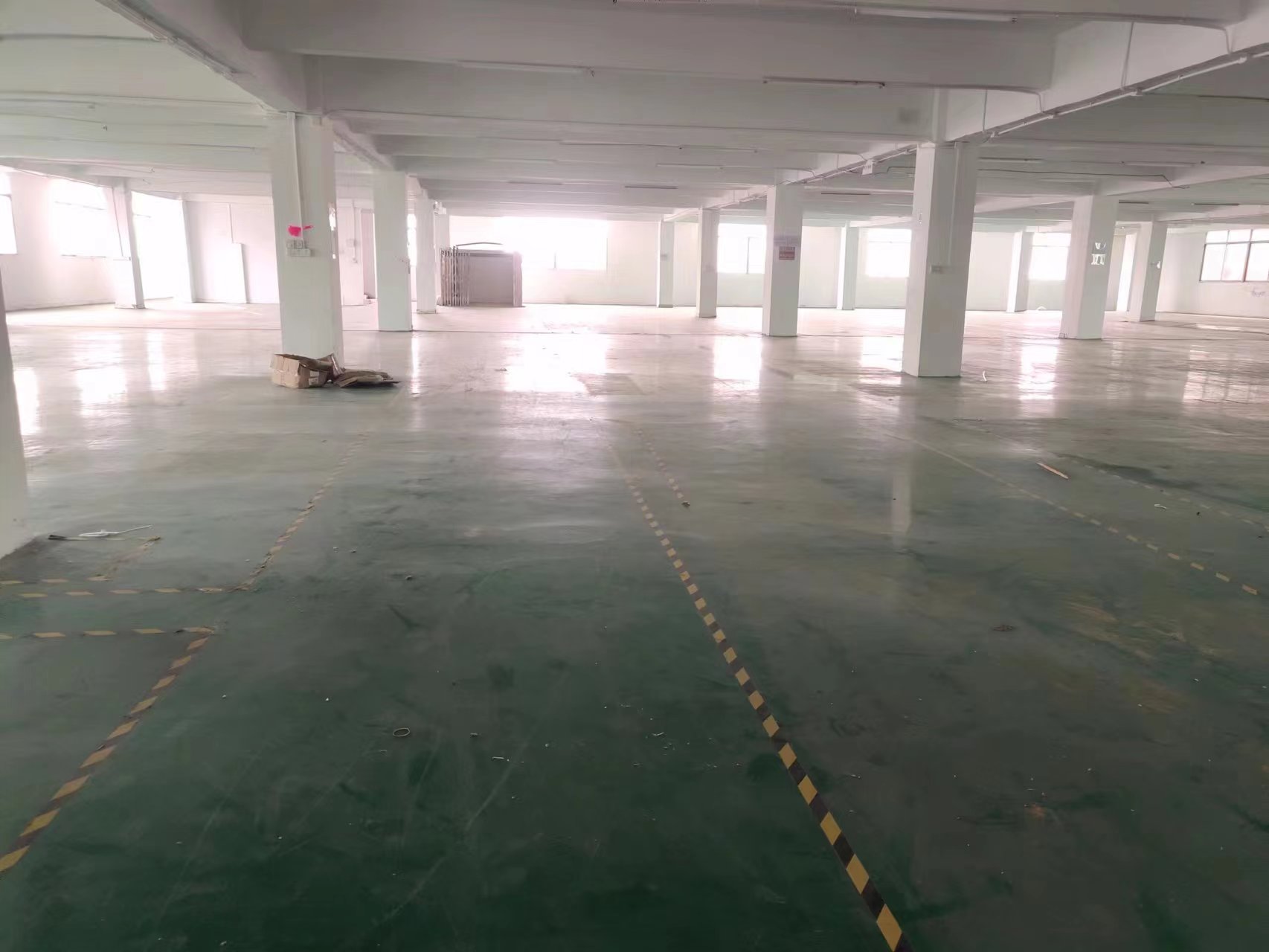 太和广从路边工业区二楼厂房仓库2000方低价出租，现成地坪漆
