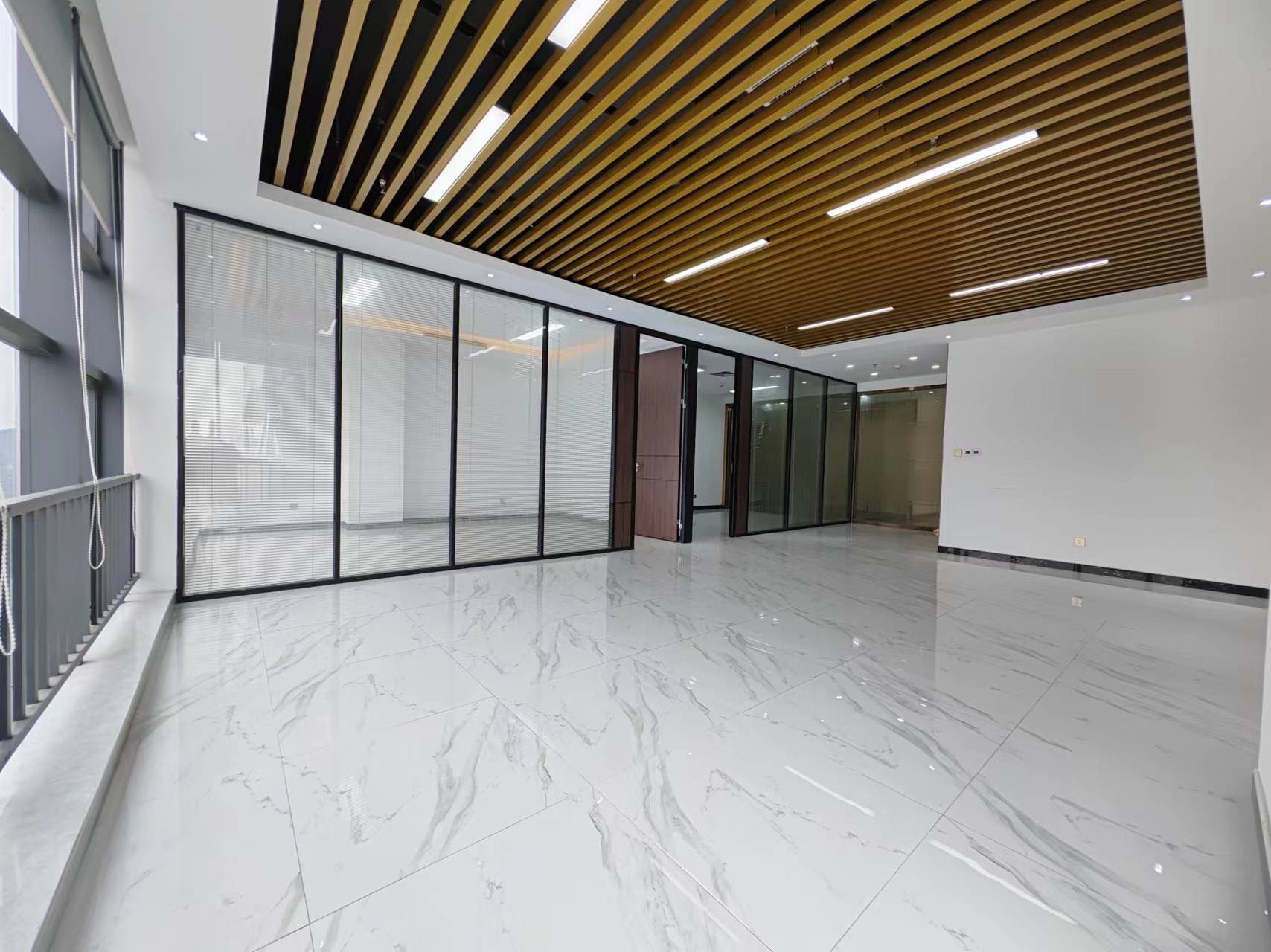 石岩创维科技园精装修办公室169平2+1格局落地玻璃窗采光好