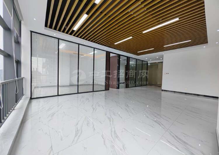 石岩创维科技园精装修办公室169平2+1格局落地玻璃窗采光好3