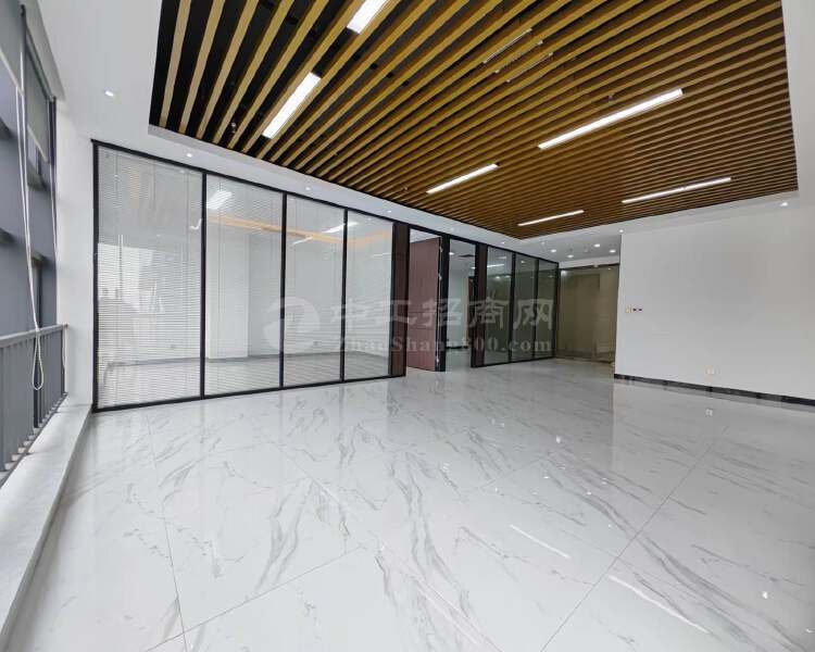 石岩创维科技园精装修办公室169平2+1格局落地玻璃窗采光好