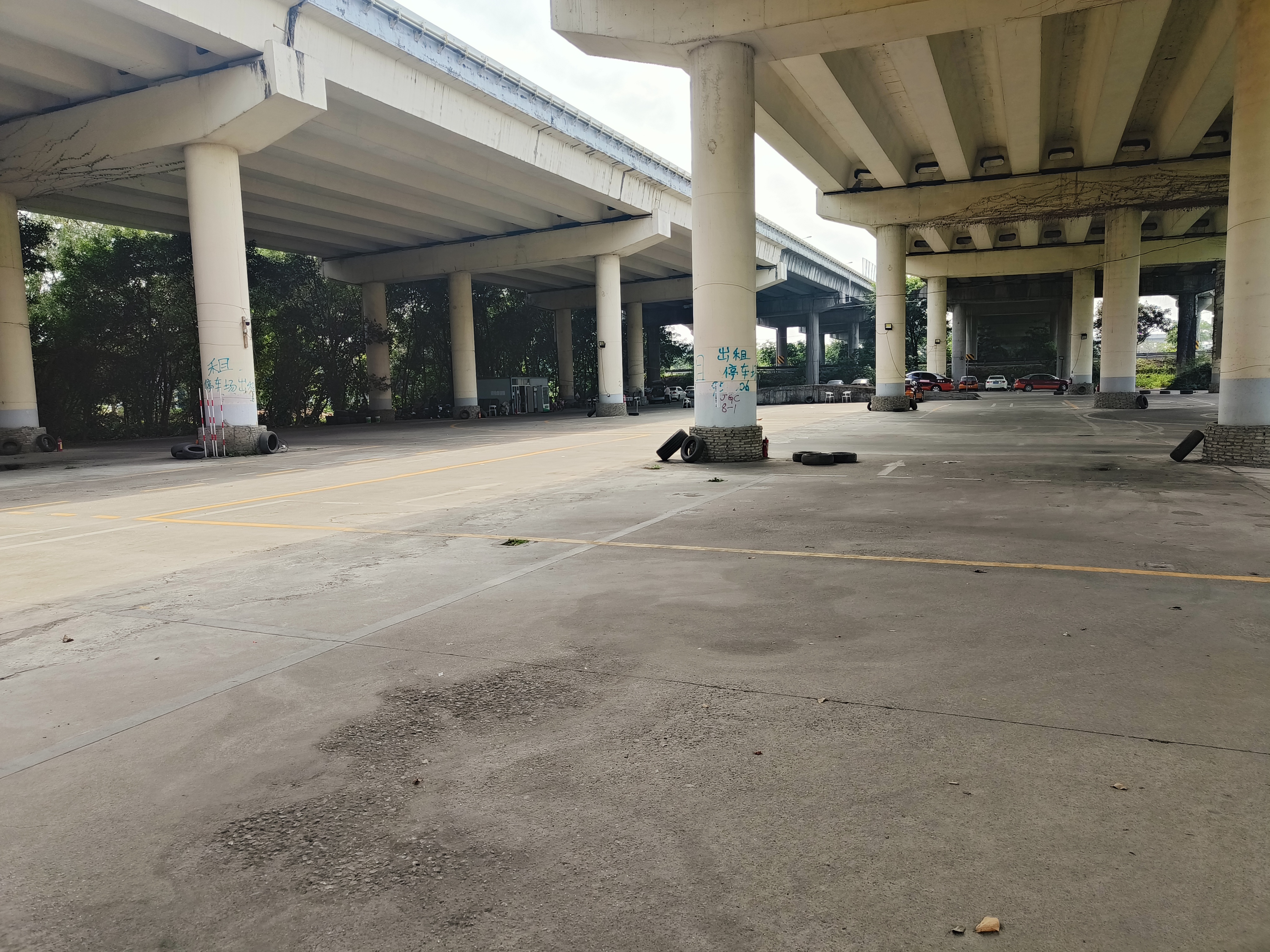 大龙街道亚运大道旁已经硬化好的空地，适合堆放建筑材料或是停车4