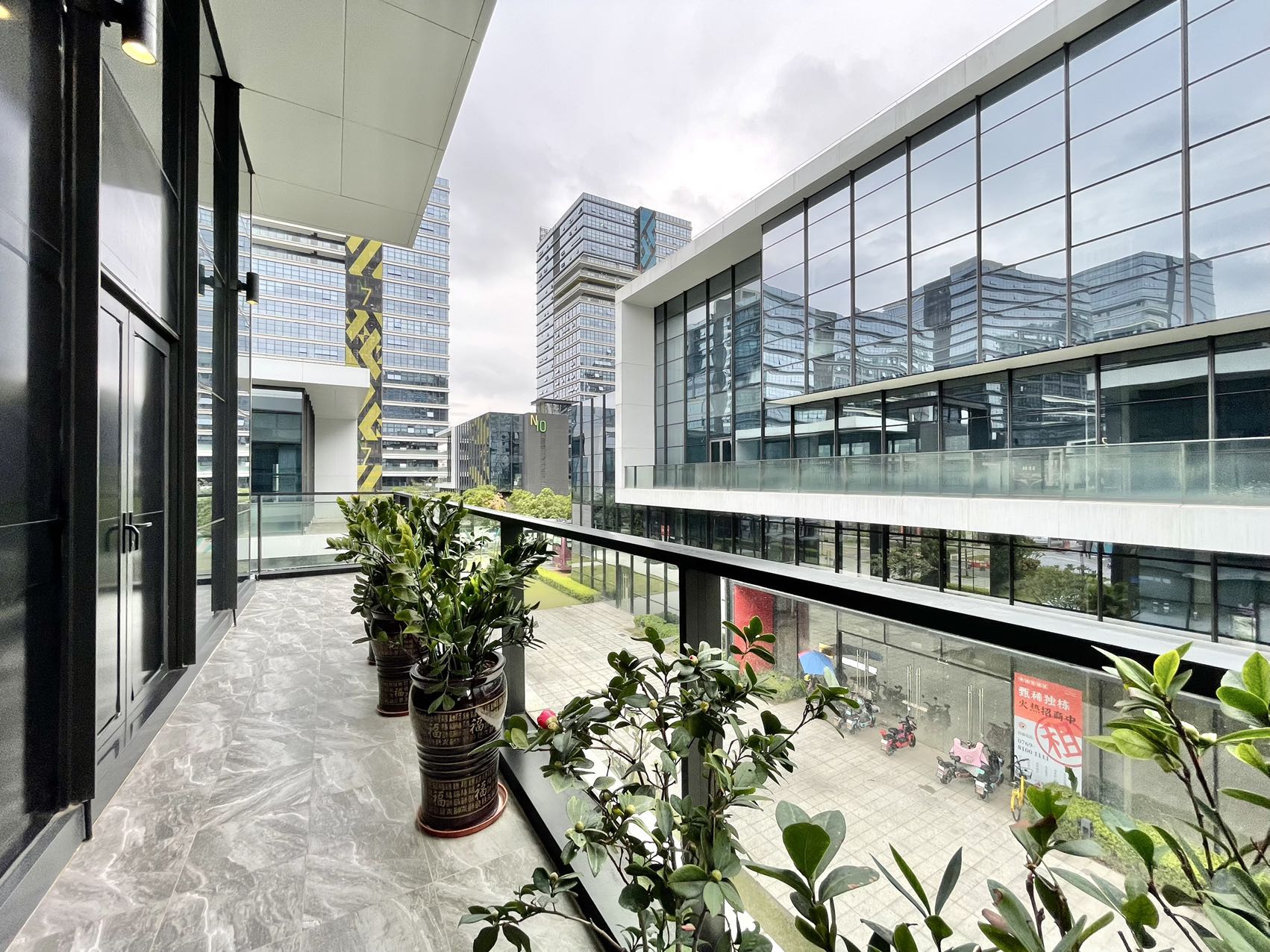 凤岗高新产业园区，总部大楼950平豪华装修，提升企业形象。