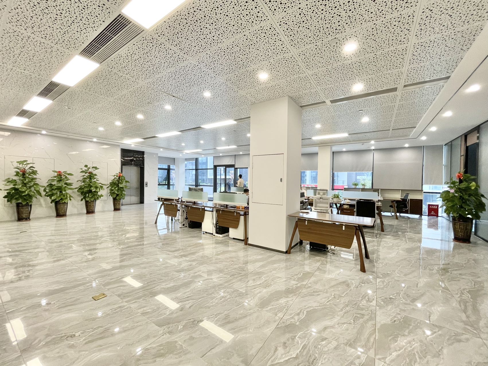 凤岗高新产业园区，总部大楼950平豪华装修，提升企业形象。