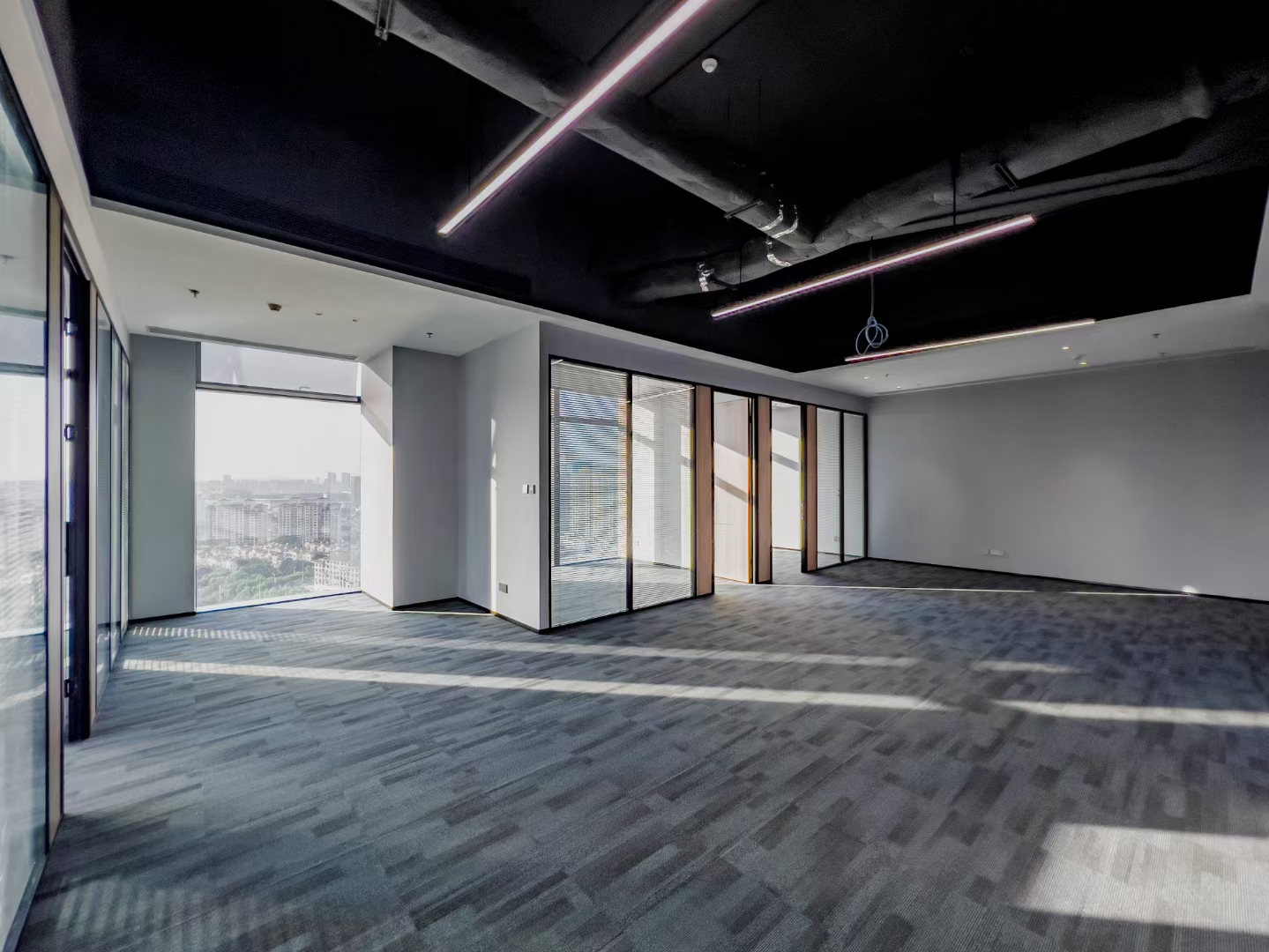 创新广场全新精装修办公室面积198平，格局3+1使用率65