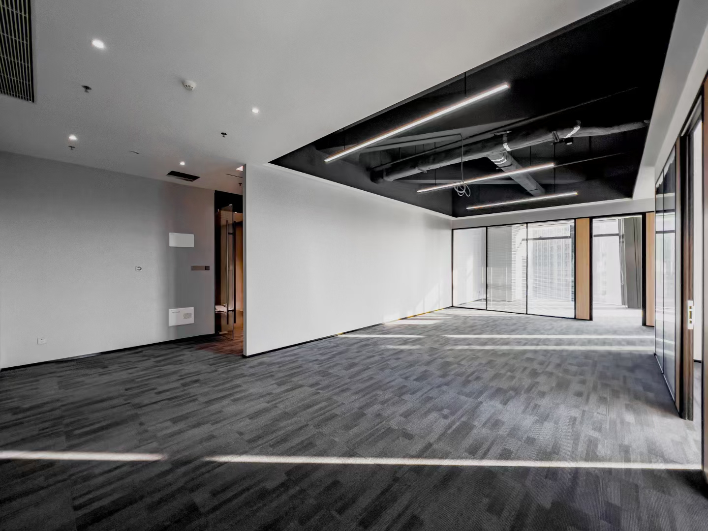 创新广场全新精装修办公室面积198平，格局3+1使用率65