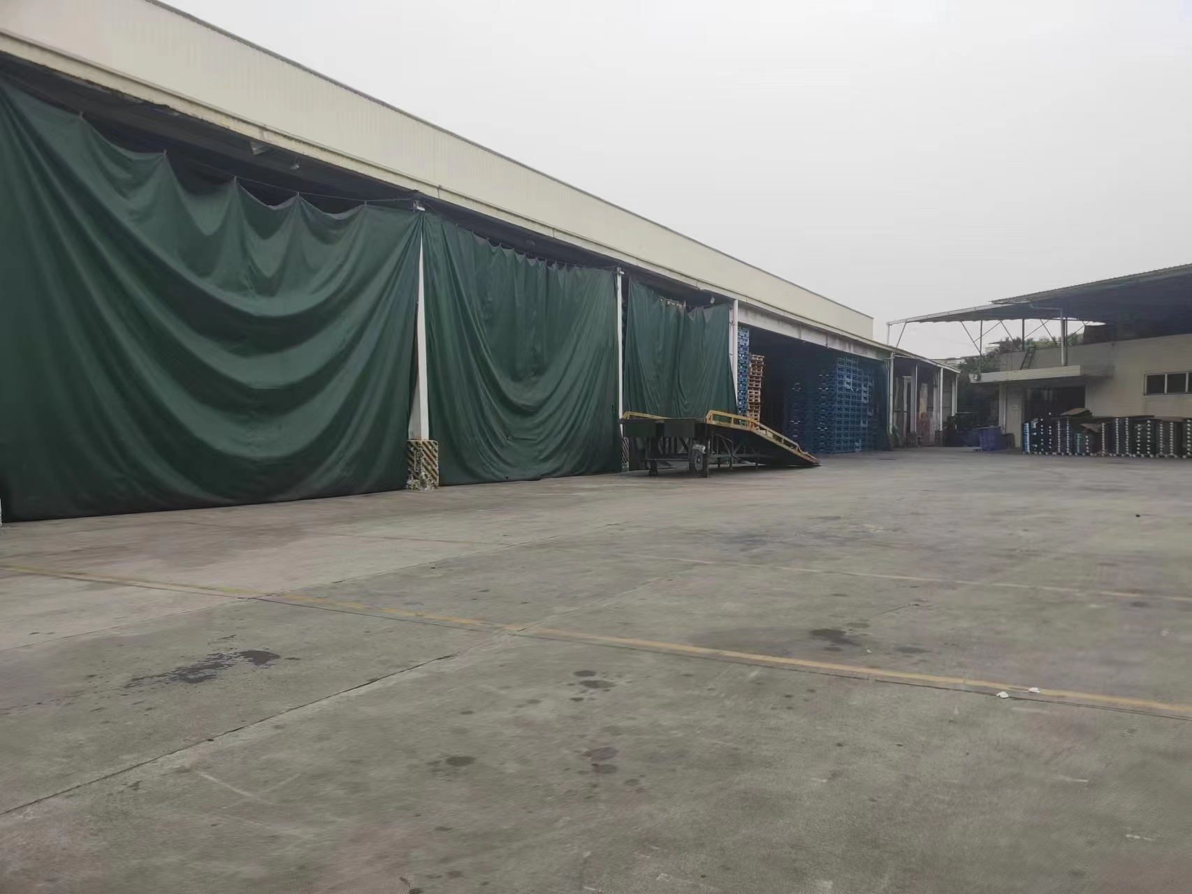 黄埔区东区新出单一层钢构厂房仓库出租，面积6000平，可生产