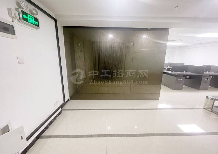 龙华清湖地铁站300米写字楼，80平起分租1