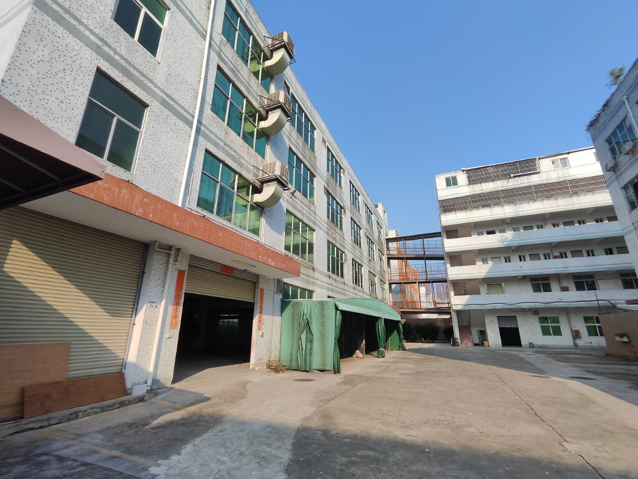 坪山龙田独院7800平出租，宿舍1-4层是仓库，3吨货梯