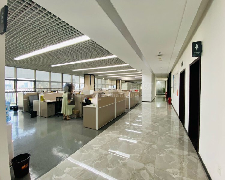 南山科技园新出证层办公室1300平大小可以分租租金50起