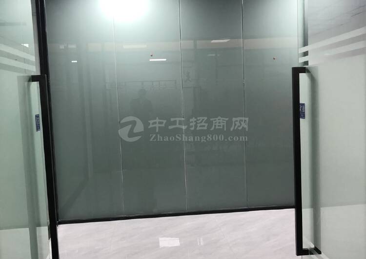 观澜福民电子中心地铁口写字楼直租361平方，拎包入住5