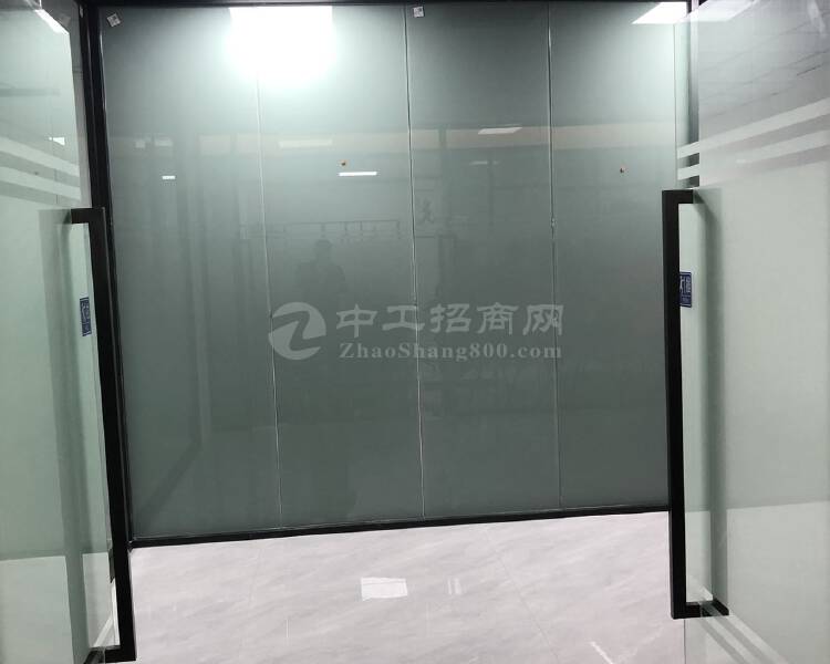 观澜福民电子中心地铁口写字楼直租361平方，拎包入住