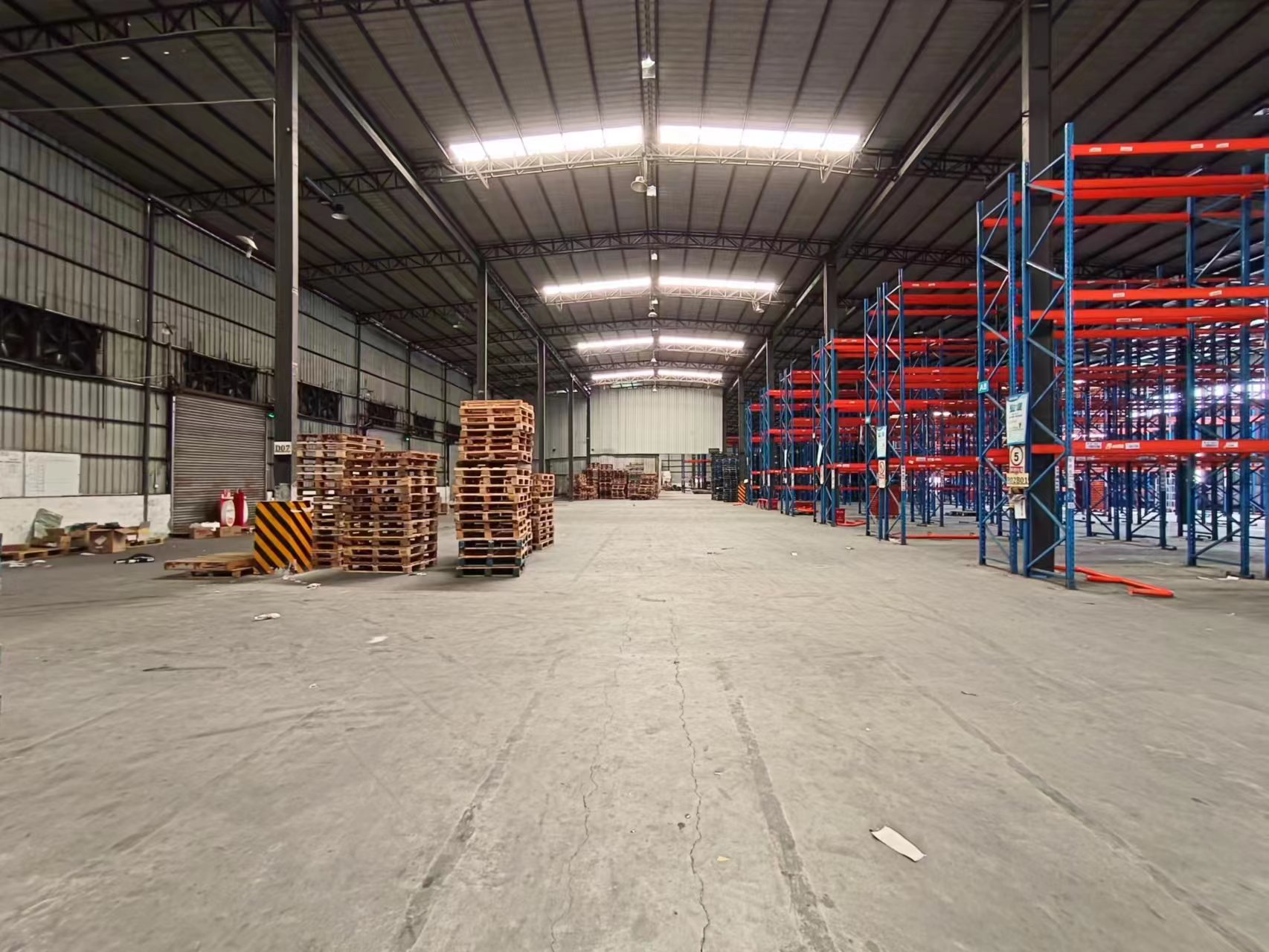 观澜原房东招租12,000平方物流仓库高度12米带卸货平台。