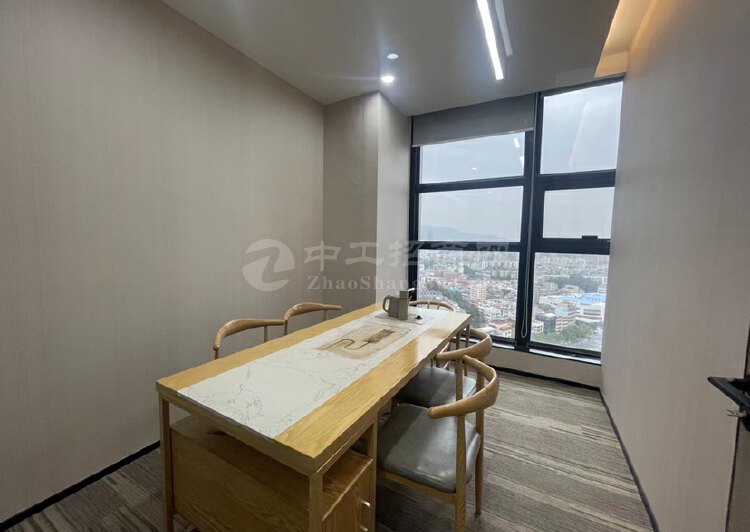 龙华清湖300平4+1格局精装写字楼，带家私空调可拎包办公。9