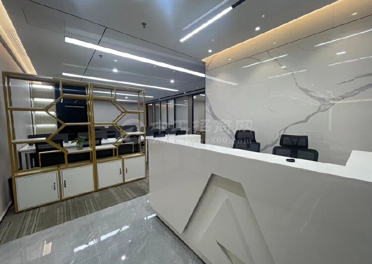 龙华清湖300平4+1格局精装写字楼，带家私空调可拎包办公。2