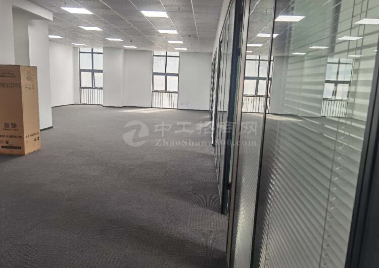深圳龙岗布吉上水径地铁站新出3楼273平户型方正带装修出租1