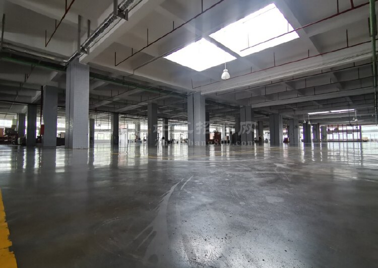 深圳龙华大深重工业厂房12000平电梯都是5吨的带卸货平台4