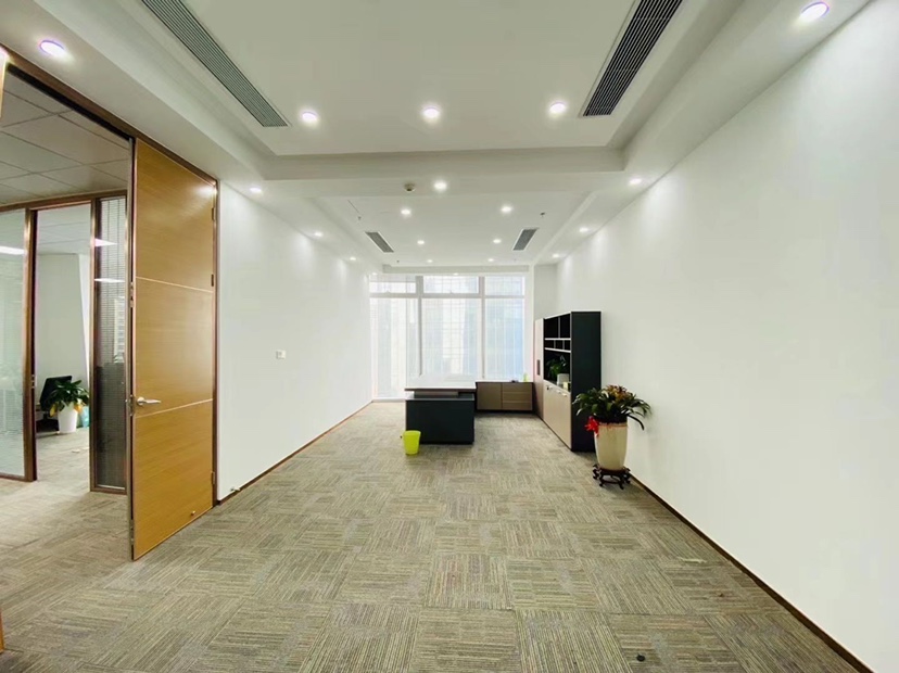 地铁口办公室，精装修650平带家私，全景落地窗。