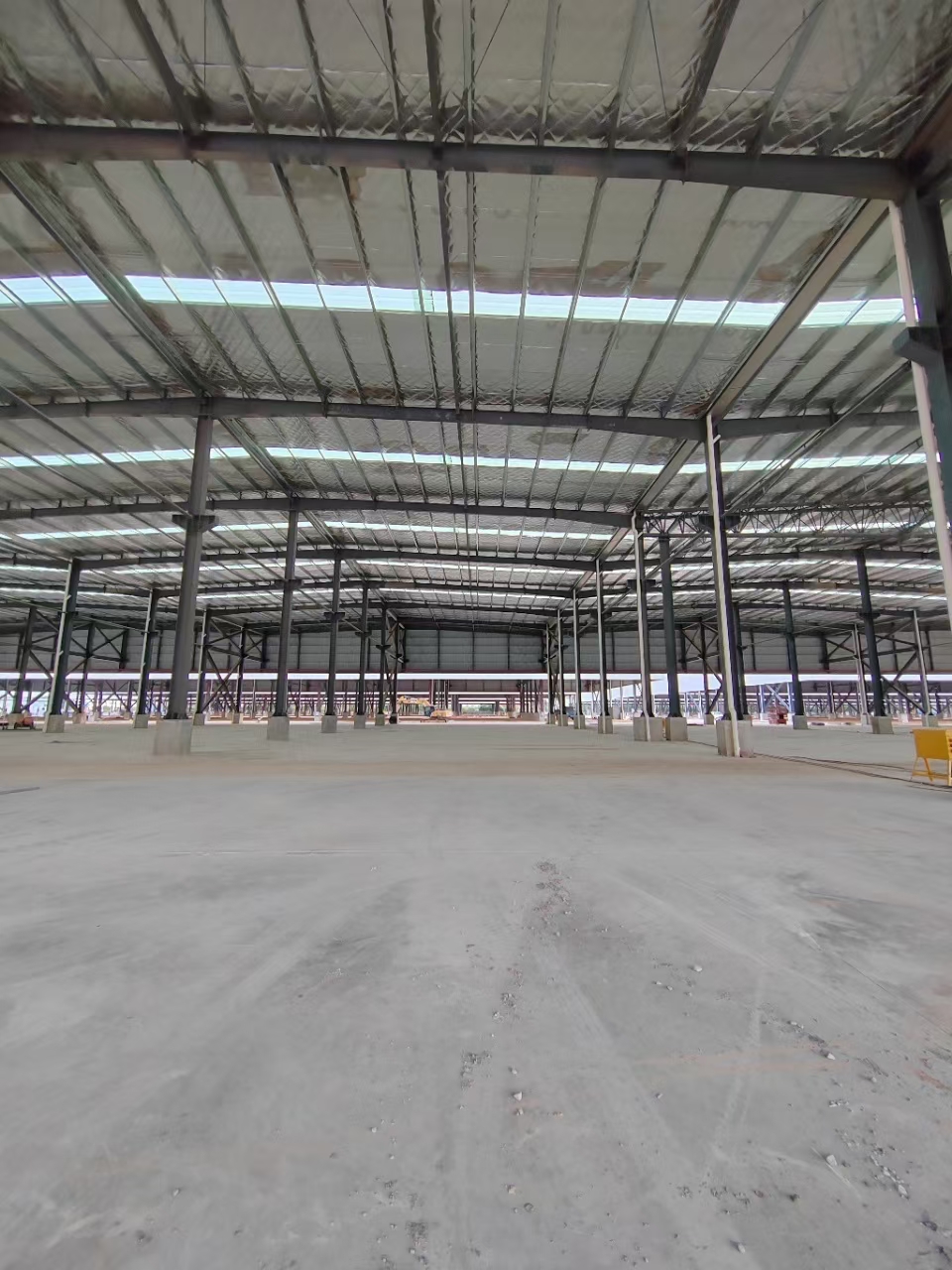 东莞全新钢构单一层仓库，总面积1.4万平，滴水13米有牛角位