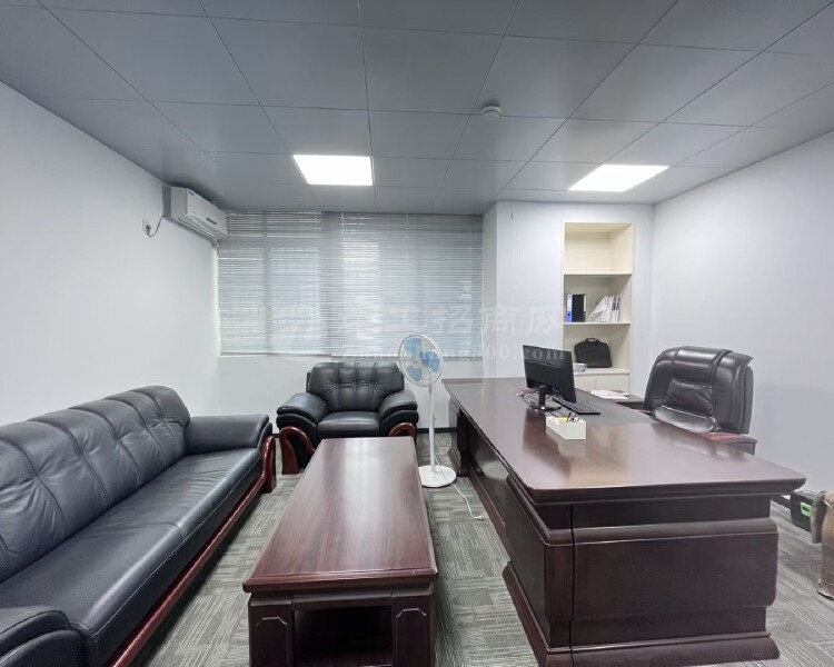 坪山创新广场会所办公室整层560平出租，格局：6+1带家具