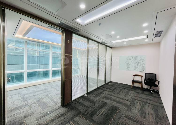 深圳南山海岸城电梯口正南精致小户型办公室出租2