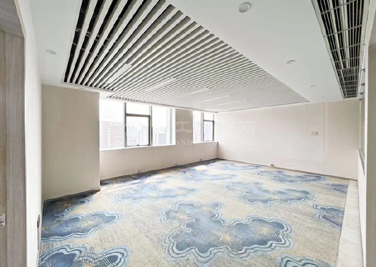 深圳北高楼层三面采光，616平，8个隔间，工区60-70人。1