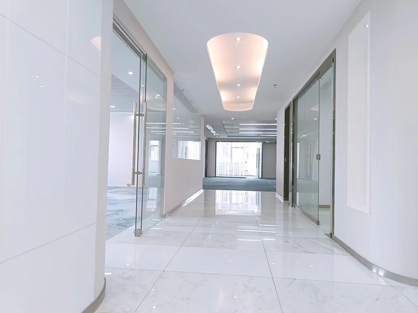 深圳北高楼层三面采光，616平，8个隔间，工区60-70人。