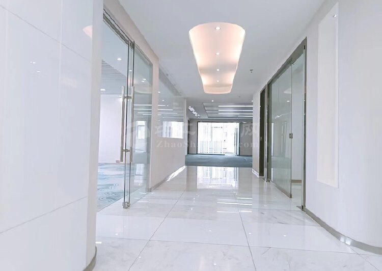 深圳北高楼层三面采光，616平，8个隔间，工区60-70人。8