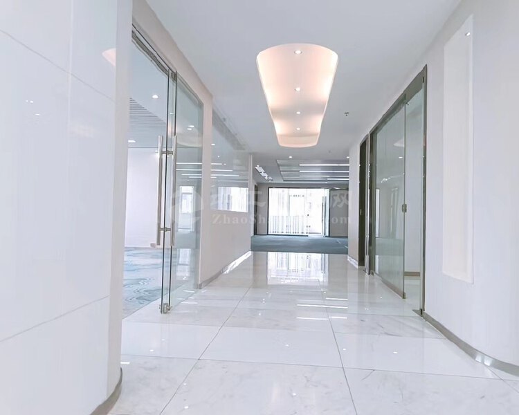 深圳北高楼层三面采光，616平，8个隔间，工区60-70人。