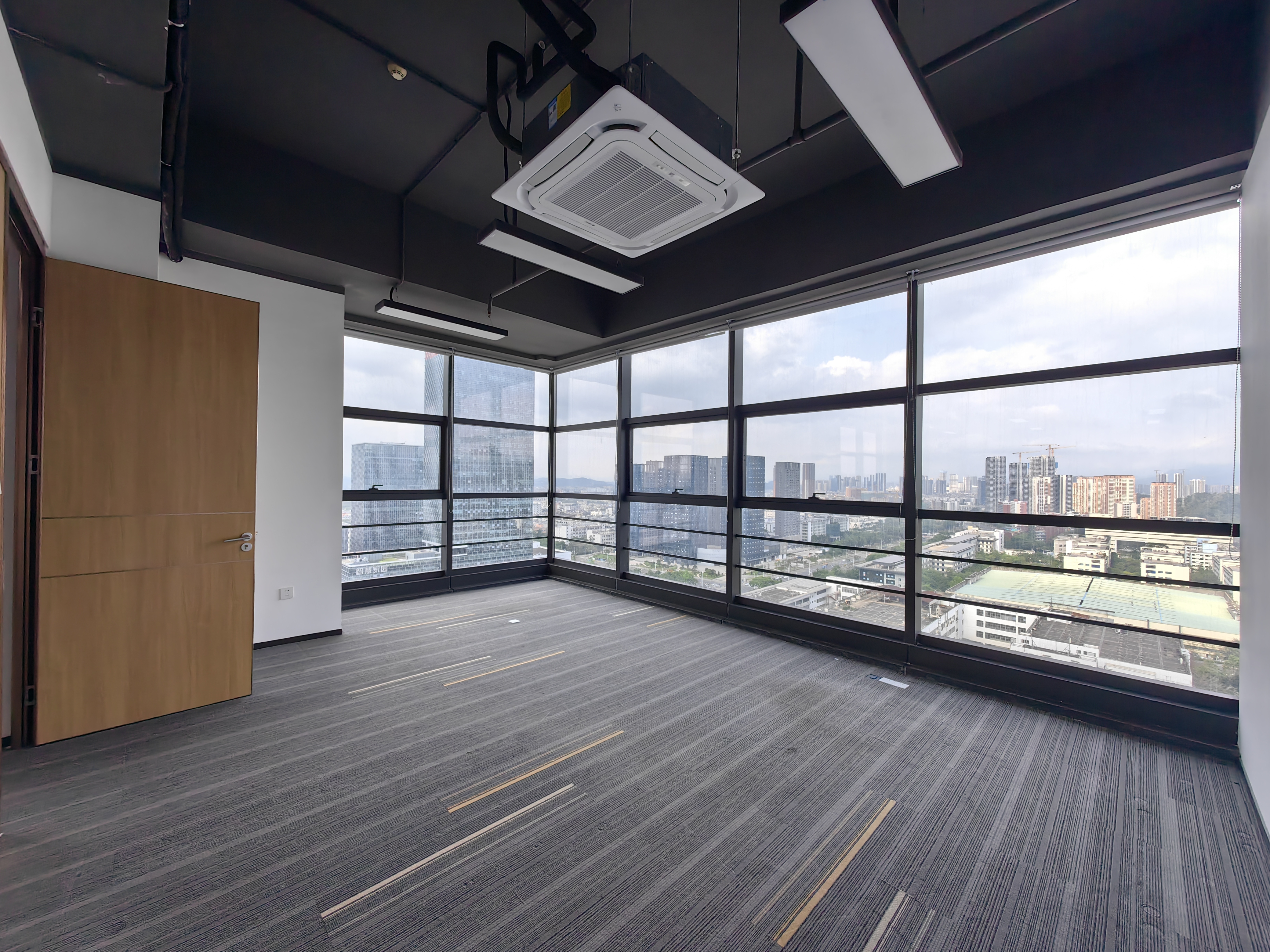龙岗宝龙地铁口甲级红本写字楼300平3个隔间办公室出租