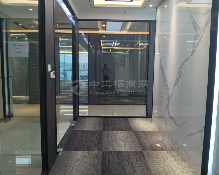 龙岗中心城地铁口甲级写字楼精装办公室560平出租可注册公司