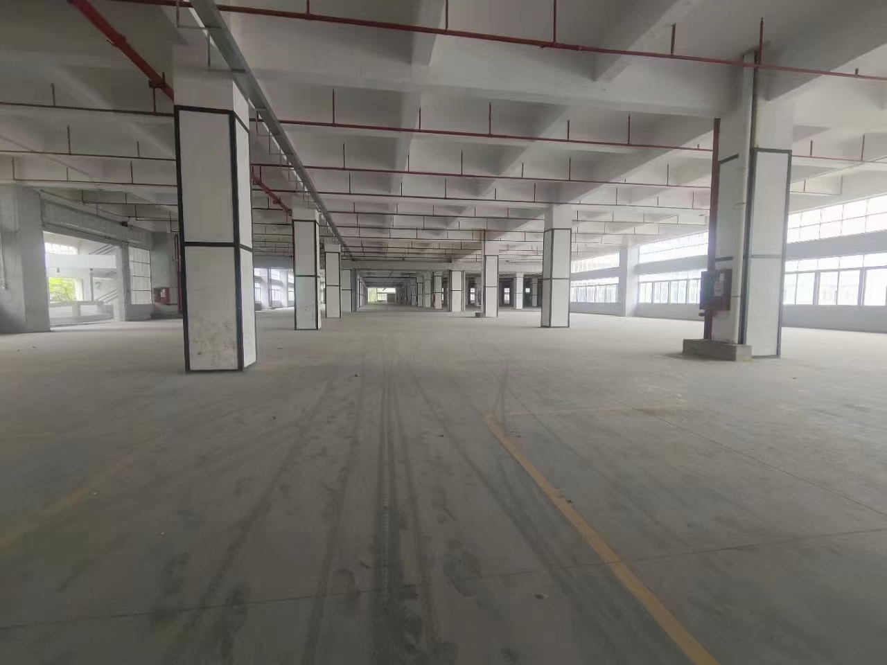 仓库位于深圳龙华区大浪街道南部，立足通道优势和枢纽地
