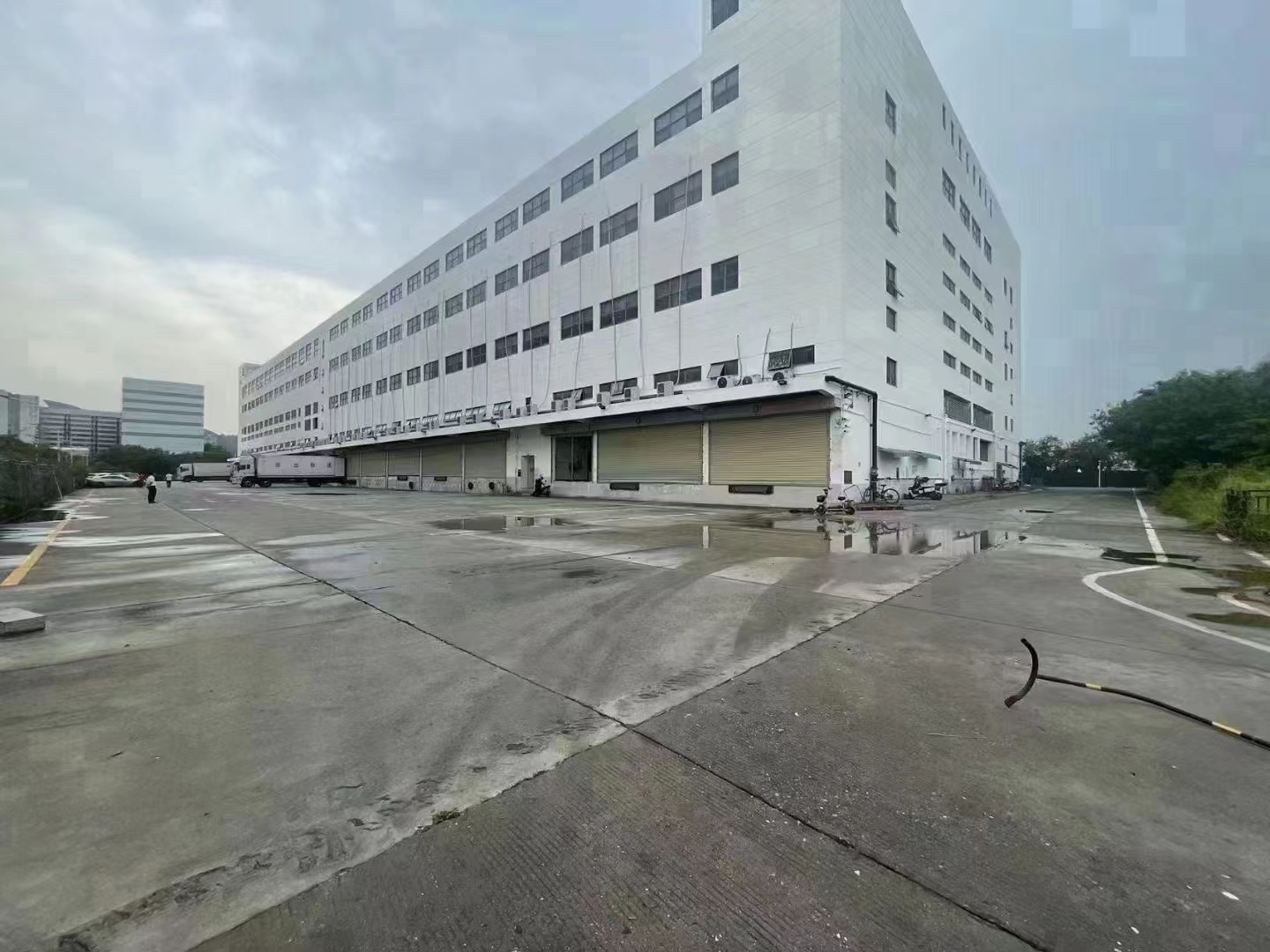 深圳宝安机场1-4层共36000平独门独院，双边货台物流仓库