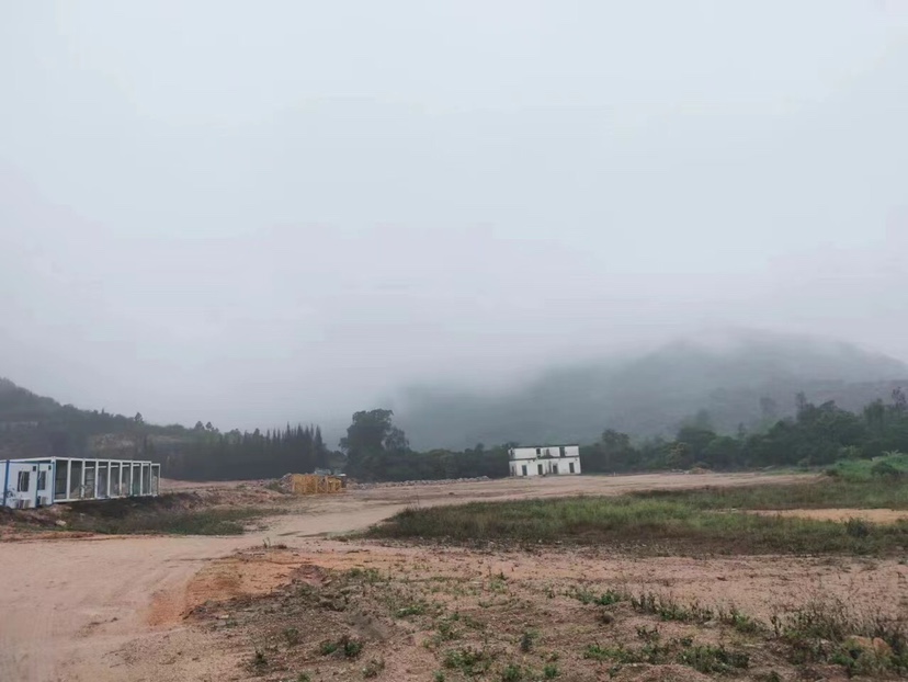 超大空地，主干道旁边2