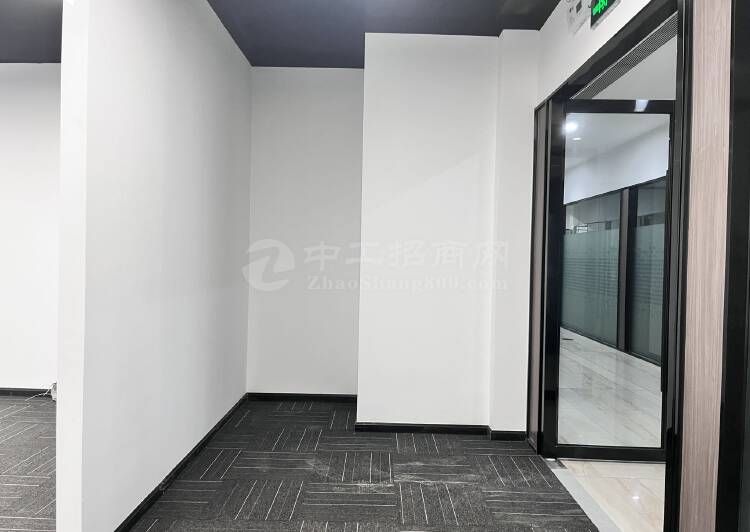  深圳北周边新出开发商直租甲级写字楼131.09平2+1格局3