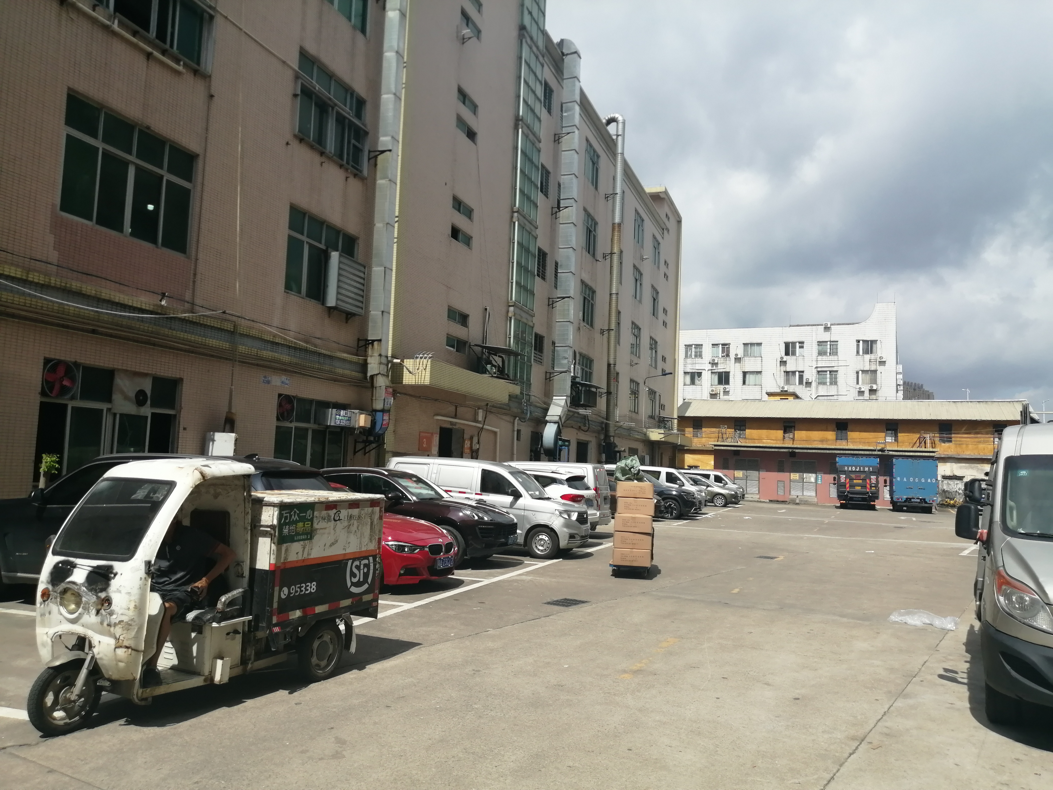 番禺南浦2400方仓库，可分租1200方，大型园区，停车方便