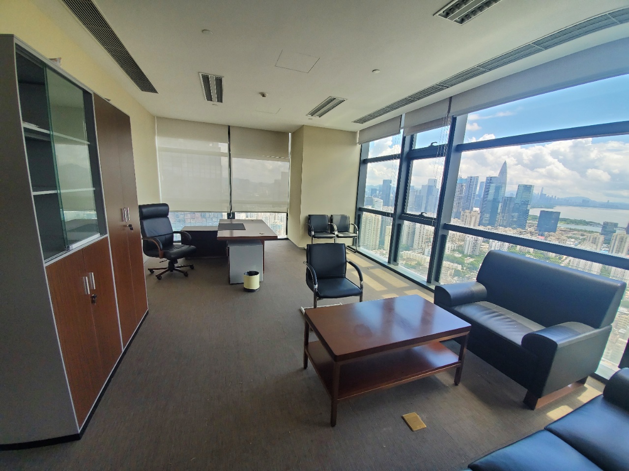 南山南油地铁站整层2156.24平办公室出租。
