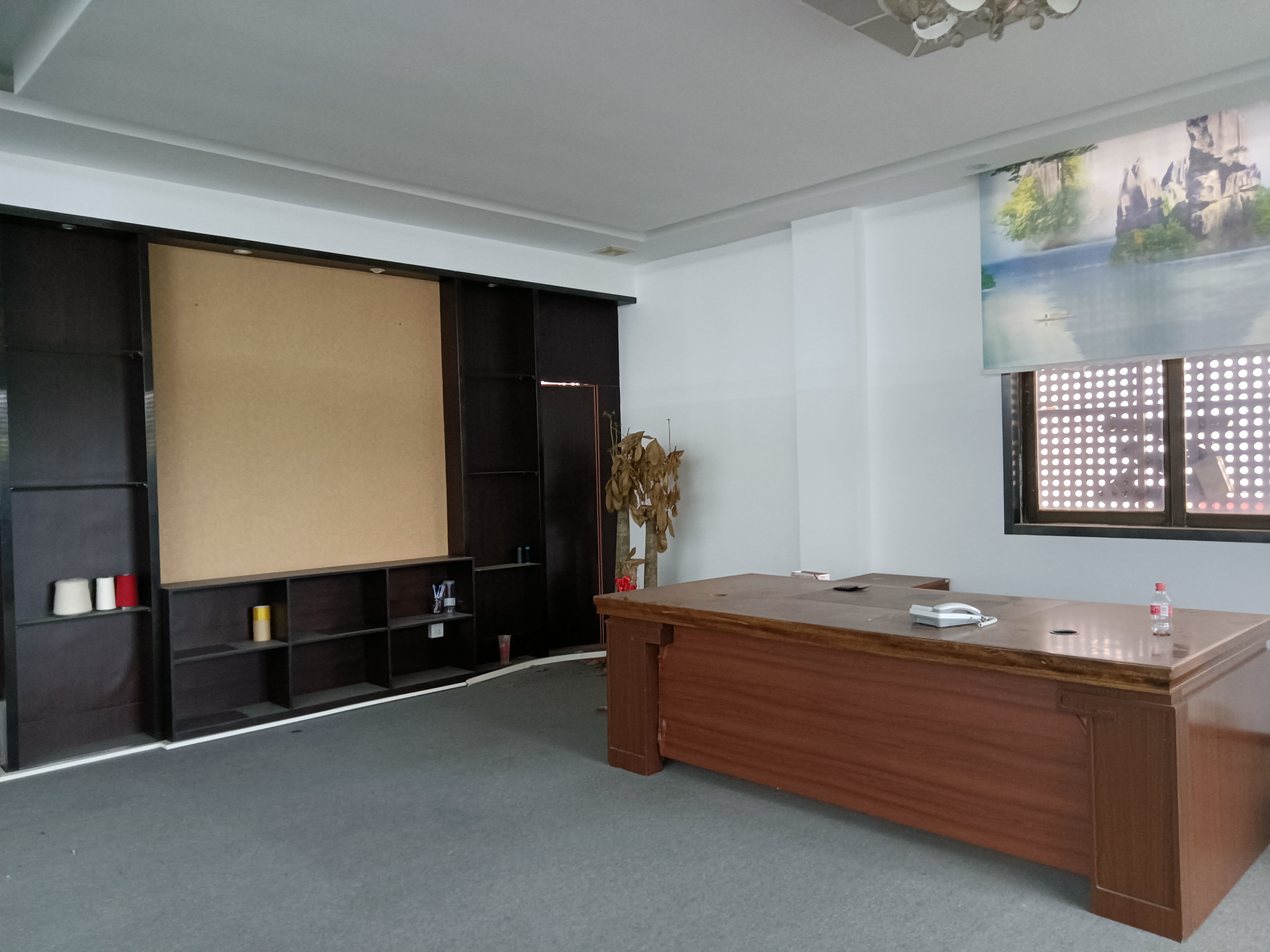 东莞原房东出租二楼500平精装办公室现成办公桌空调设备齐全