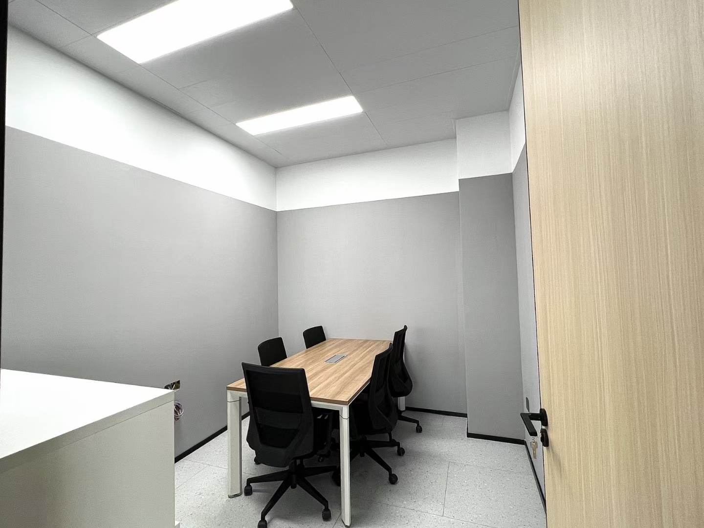 中山市翠亨新区精装写字楼办公室150平方出租，采光好配套齐全