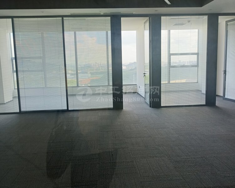 萝岗苏元地铁口办公室出租，总面积30万平方，最小面积127方
