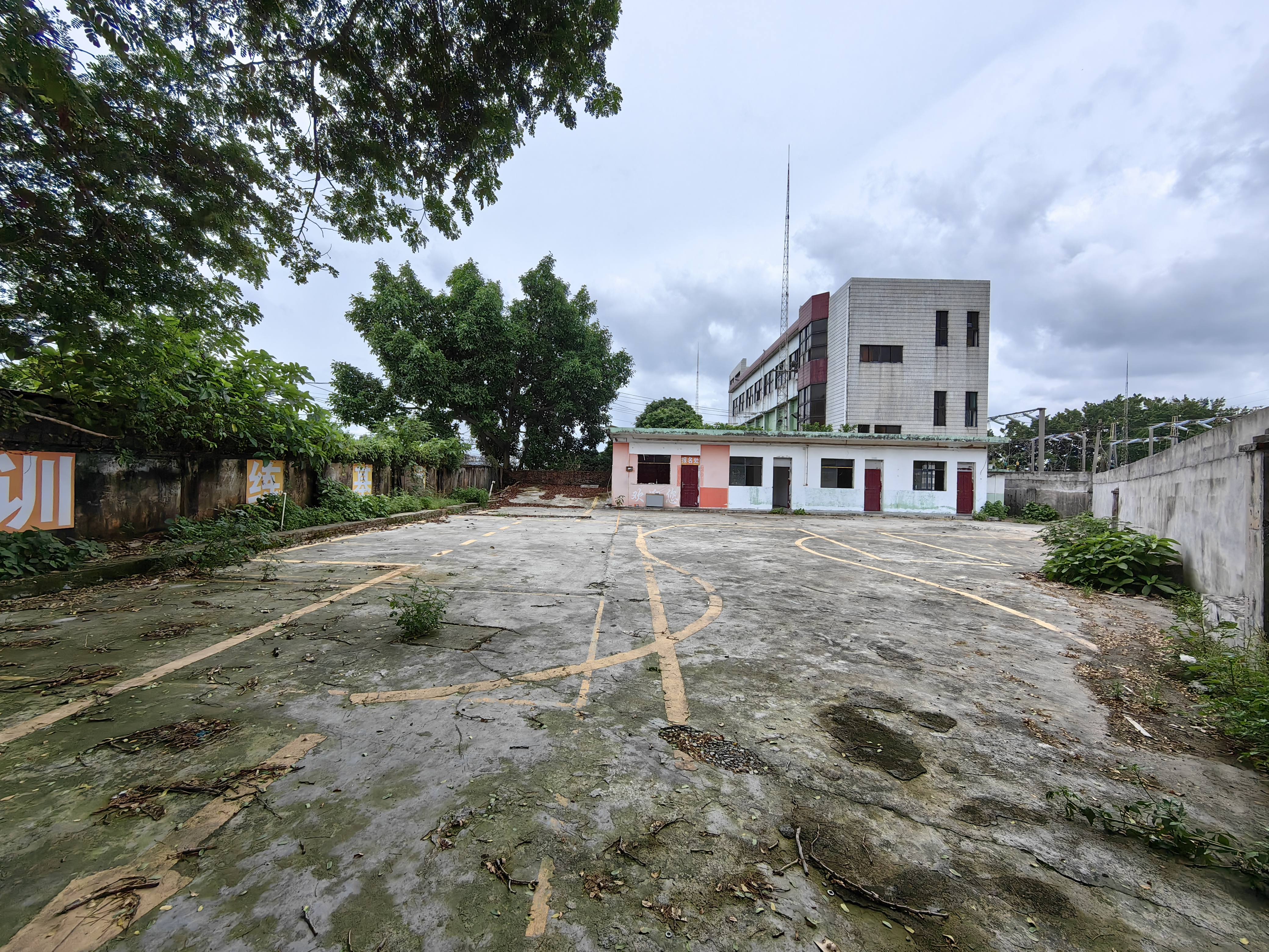 茶山现成硬化好空地出租带围墙有院子带办公室水电线路齐全东莞市2