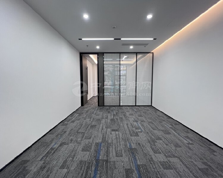 平湖华南城正地铁口98平全新精装办公室出租户型方正采光通透