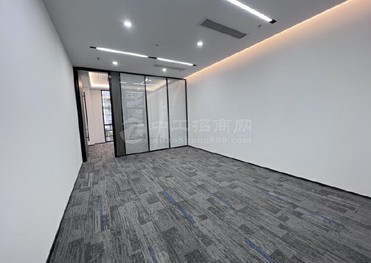 平湖华南城正地铁口98平全新精装办公室出租户型方正采光通透2